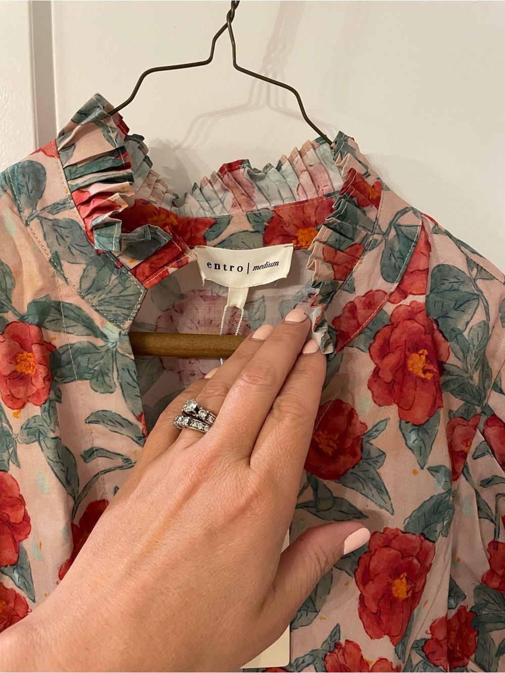 entro Floral Puff-Sleeve Blouse in Blush and Red - Picture 2 of 5
